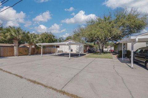 Commercial property in Saint Petersburg, Florida 6 bedrooms, 287.72 sq.m. № 2099101 - photo 9