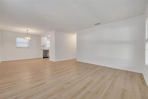 Commercial property in Saint Petersburg, Florida 6 bedrooms, 287.72 sq.m. № 2099101 - photo 10