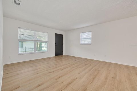 Commercial property in Saint Petersburg, Florida 6 bedrooms, 287.72 sq.m. № 2099101 - photo 11