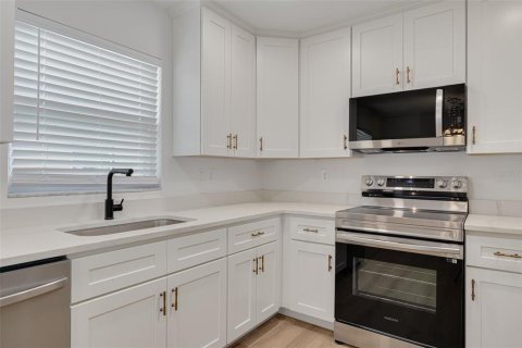 Commercial property in Saint Petersburg, Florida 6 bedrooms, 287.72 sq.m. № 2099101 - photo 15
