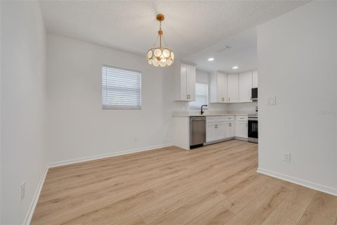 Commercial property in Saint Petersburg, Florida 6 bedrooms, 287.72 sq.m. № 2099101 - photo 12