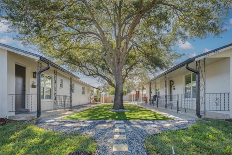 Commercial property in Saint Petersburg, Florida 6 bedrooms, 287.72 sq.m. № 2099101