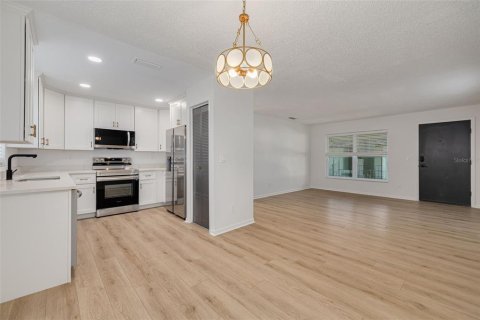 Commercial property in Saint Petersburg, Florida 6 bedrooms, 287.72 sq.m. № 2099101 - photo 13
