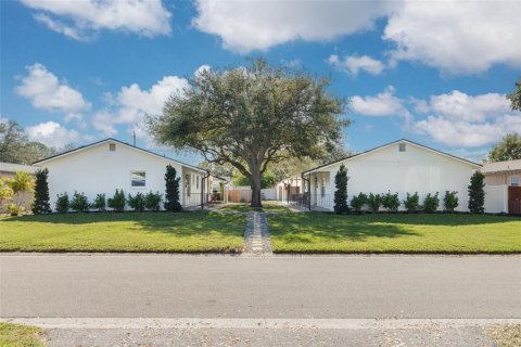 Commercial property in Saint Petersburg, Florida 6 bedrooms, 287.72 sq.m. № 2099101 - photo 2