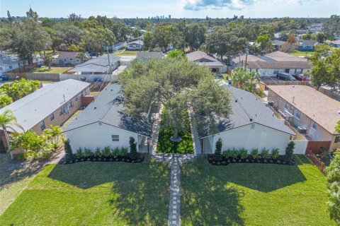Commercial property in Saint Petersburg, Florida 6 bedrooms, 287.72 sq.m. № 2099101 - photo 3
