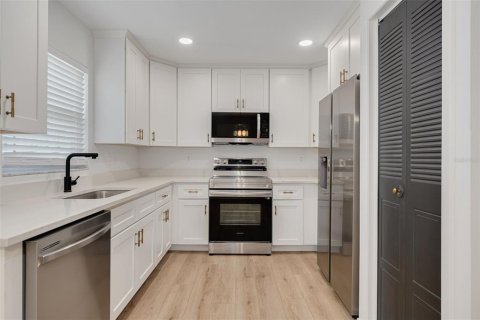 Commercial property in Saint Petersburg, Florida 6 bedrooms, 287.72 sq.m. № 2099101 - photo 14