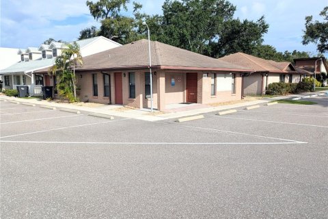 Propiedad comercial en alquiler en Bradenton, Florida, 189.89 m2 № 1915474 - foto 1