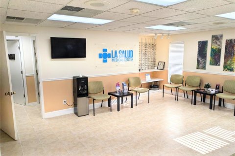 Propiedad comercial en alquiler en Bradenton, Florida, 189.89 m2 № 1915474 - foto 3