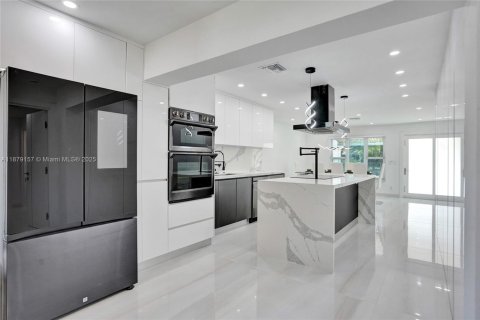 Casa en alquiler en Dania Beach, Florida, 4 dormitorios, 179.3 m2 № 1921214 - foto 2