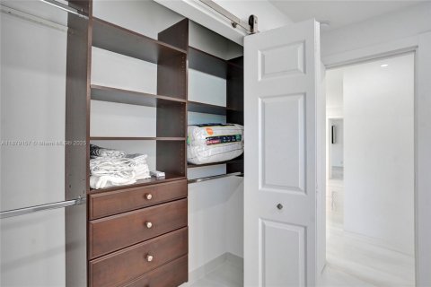 Casa en alquiler en Dania Beach, Florida, 4 dormitorios, 179.3 m2 № 1921214 - foto 15