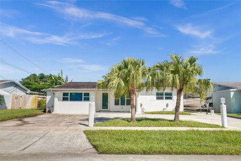 Casa en alquiler en Dania Beach, Florida, 4 dormitorios, 179.3 m2 № 1921214 - foto 1