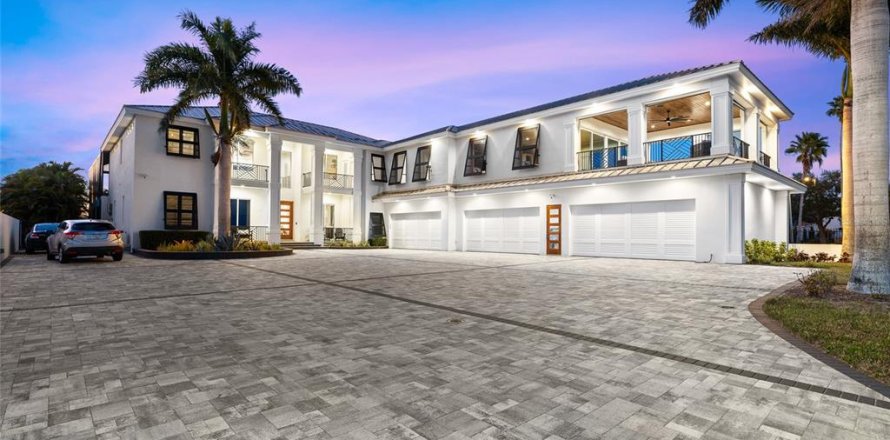 House in Safety Harbor, Florida 5 bedrooms, 928.74 sq.m. № 2106723