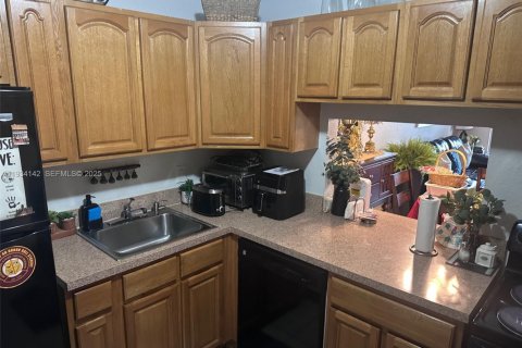 Condo in Miami, Florida, 1 bedroom  № 1992826 - photo 6