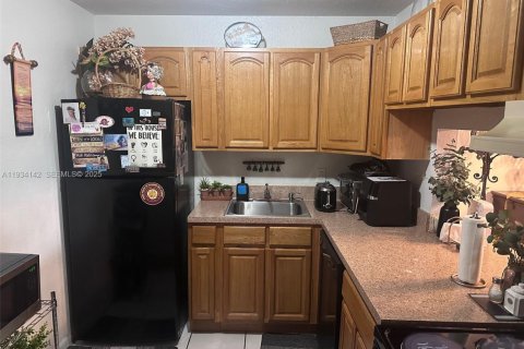 Condo in Miami, Florida, 1 bedroom  № 1992826 - photo 5