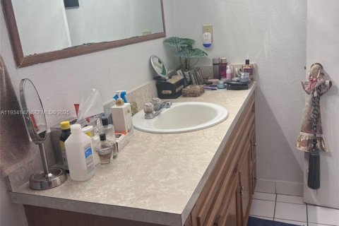 Condo in Miami, Florida, 1 bedroom  № 1992826 - photo 13