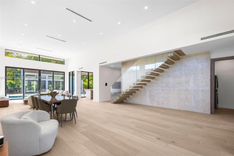 House in Miami, Florida 5 bedrooms, 340.67 sq.m. № 2026112 - photo 10