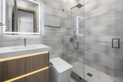 House in Miami, Florida 5 bedrooms, 340.67 sq.m. № 2026112 - photo 26