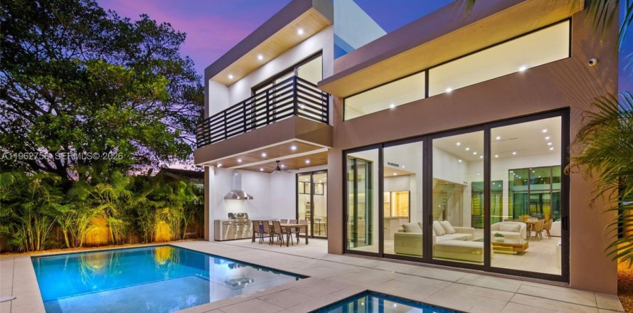 House in Miami, Florida 5 bedrooms, 340.67 sq.m. № 2026112