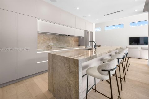 House in Miami, Florida 5 bedrooms, 340.67 sq.m. № 2026112 - photo 18