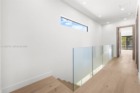 House in Miami, Florida 5 bedrooms, 340.67 sq.m. № 2026112 - photo 28
