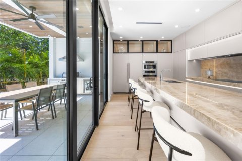 House in Miami, Florida 5 bedrooms, 340.67 sq.m. № 2026112 - photo 20