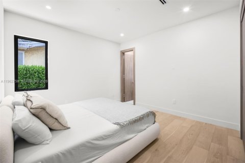 House in Miami, Florida 5 bedrooms, 340.67 sq.m. № 2026112 - photo 24
