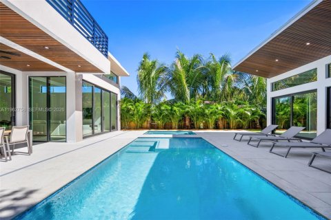House in Miami, Florida 5 bedrooms, 340.67 sq.m. № 2026112 - photo 6