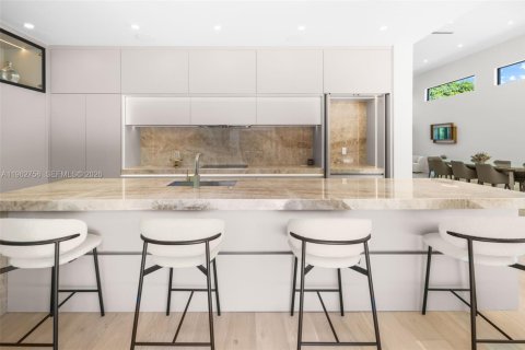 House in Miami, Florida 5 bedrooms, 340.67 sq.m. № 2026112 - photo 17