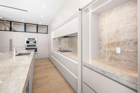 House in Miami, Florida 5 bedrooms, 340.67 sq.m. № 2026112 - photo 21