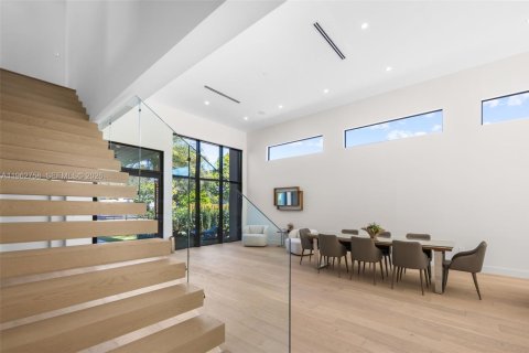 House in Miami, Florida 5 bedrooms, 340.67 sq.m. № 2026112 - photo 27