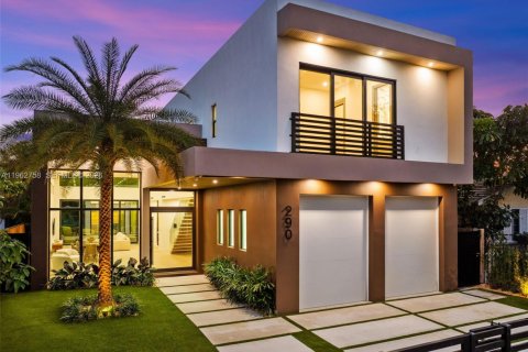 House in Miami, Florida 5 bedrooms, 340.67 sq.m. № 2026112 - photo 7