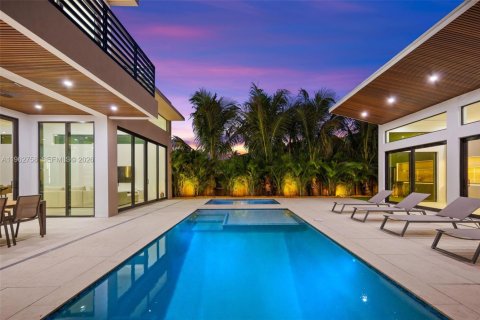 House in Miami, Florida 5 bedrooms, 340.67 sq.m. № 2026112 - photo 5