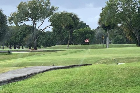 Купить кондоминиум в Пемброк-Пайнс, Флорида 2 спальни, 76.09м2, № 1930826 - фото 12