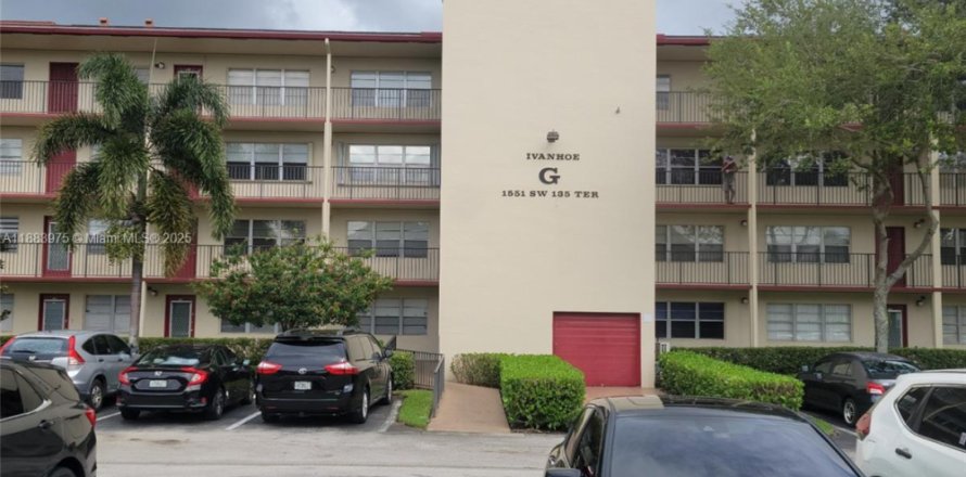 Кондоминиум с 2 спальнями в Пемброк-Пайнс, Флорида № 1930826