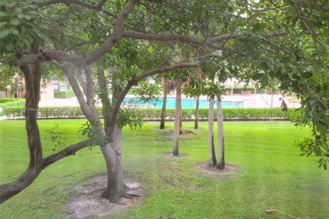 Купить кондоминиум в Пемброк-Пайнс, Флорида 2 спальни, 76.09м2, № 1930826 - фото 3