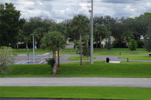 Купить кондоминиум в Пемброк-Пайнс, Флорида 2 спальни, 76.09м2, № 1930826 - фото 2