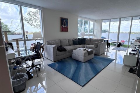 Кондоминиум с 2 спальнями в Майами, Флорида № 2048903