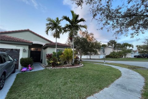 Casa en Pembroke Pines, Florida 3 dormitorios, 182.83 m2 № 2038538