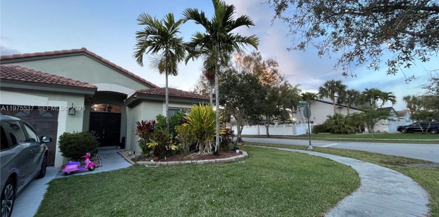 Casa en Pembroke Pines, Florida 3 dormitorios, 182.83 m2 № 2038538