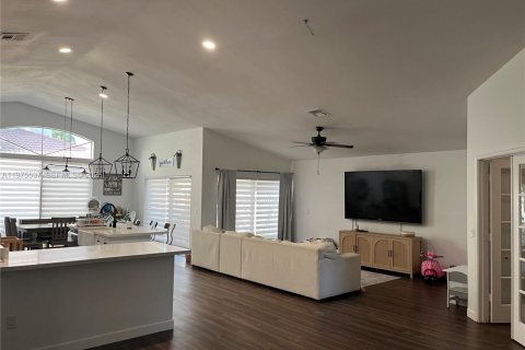 Casa en venta en Pembroke Pines, Florida, 3 dormitorios, 182.83 m2 № 2038538 - foto 2