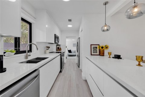 Casa en venta en Miami, Florida, 4 dormitorios, 151.52 m2 № 1821850 - foto 10