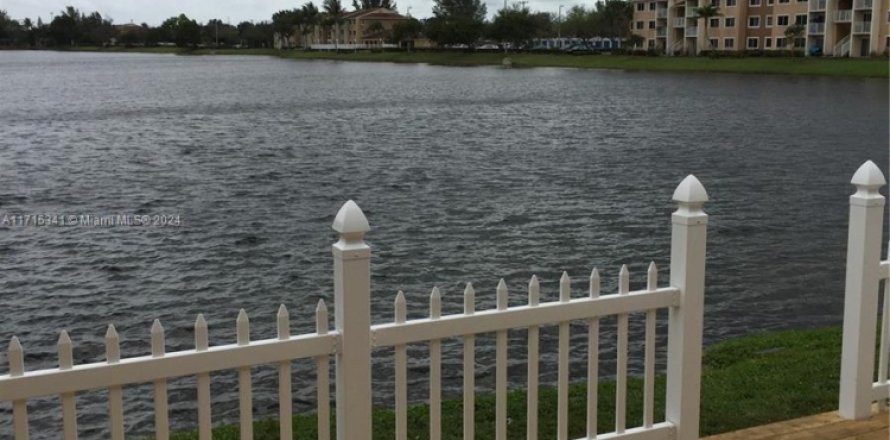 Townhouse in Davie, Florida 2 bedrooms, 98.85 sq.m. № 1764008