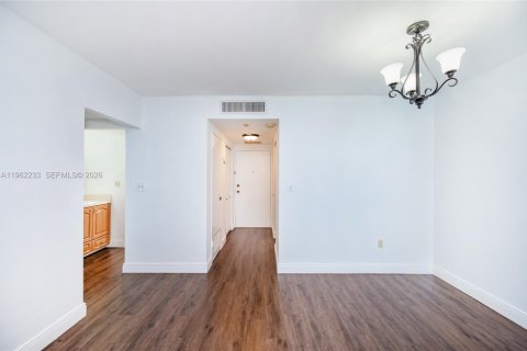 Condo in Miami Beach, Florida, 1 bedroom  № 2025122 - photo 11
