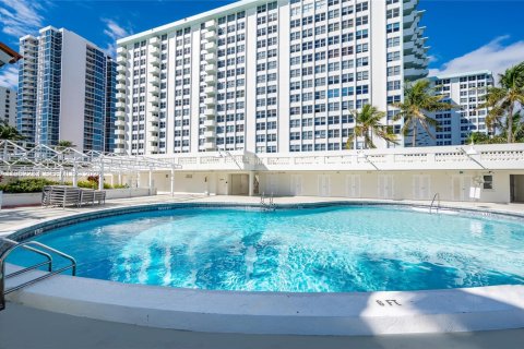 Condo in Miami Beach, Florida, 1 bedroom  № 2025122 - photo 19