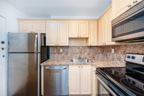 Condo in Miami Beach, Florida, 1 bedroom  № 2025122 - photo 9