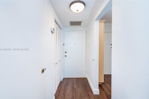 Condo in Miami Beach, Florida, 1 bedroom  № 2025122 - photo 12