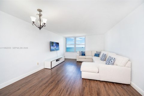 Condo in Miami Beach, Florida, 1 bedroom  № 2025122 - photo 6