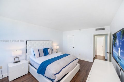Condo in Miami Beach, Florida, 1 bedroom  № 2025122 - photo 16