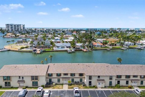 Condominio en Treasure Island, Florida, 2 dormitorios  № 2322382