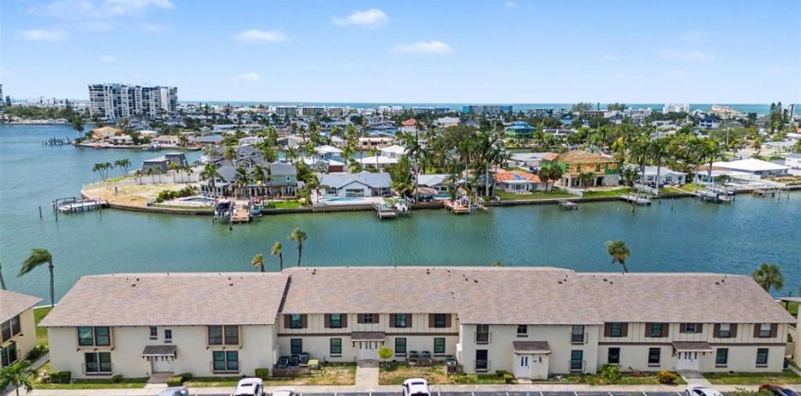 Condo à Treasure Island, Floride, 2 chambres  № 2322382